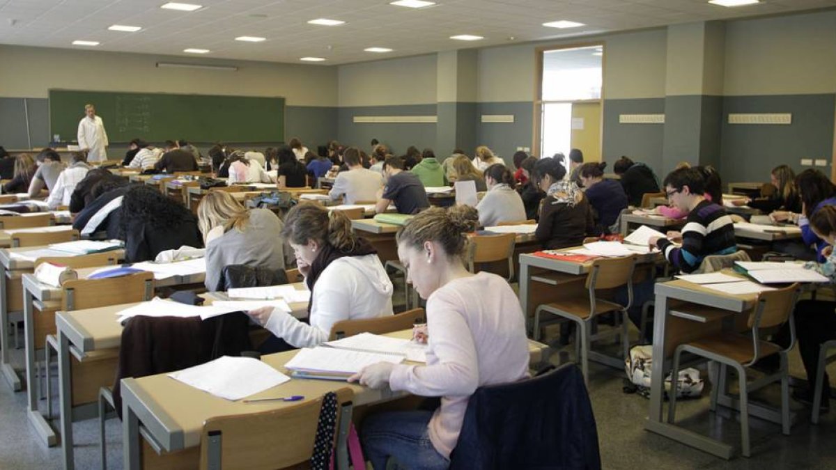 Un grupo de alumnos en una clase de la Facultad de Ciencias Económicas y Empresariales.-ISRAEL L. MURILLO