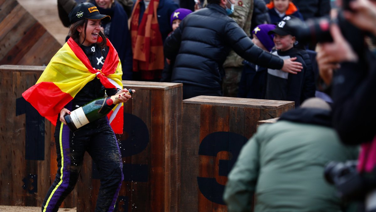 Cristina Gutiérrez celebra la victoria lograda en la Jurassic XPrix. TWITTER / @EXTREMEELIVE