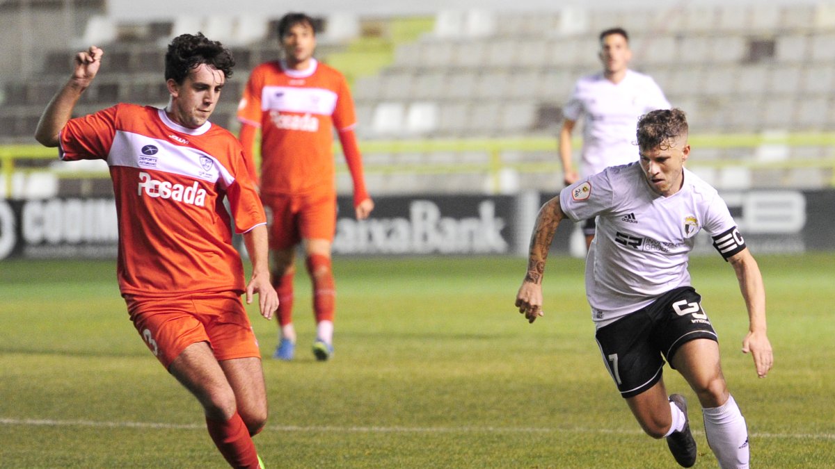 Juanma García conduce el balón en un choque en el que lució el brazalete de capitán del Burgos CF. ISRAEL L. MURILLO