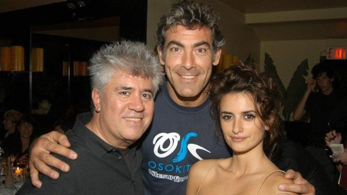 Pedro Almodóvar, junto a su pareja, Fernando Iglesias, y Penélope Cruz, fotografiados en Nueva York en el 2006.-GETTY