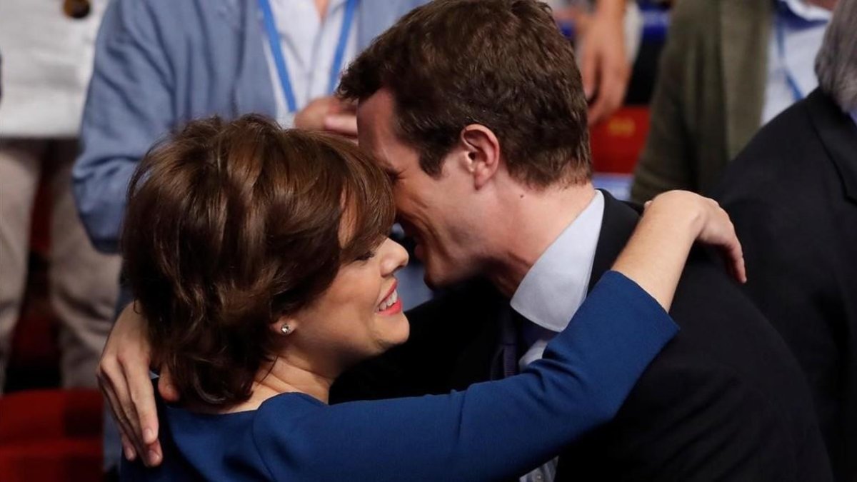 Soraya Sáenz de Santamaría y Pablo Casado se saludan, al inicio de la última jornada del congreso del PP.-EFE / JUAN CARLOS HIDALGO
