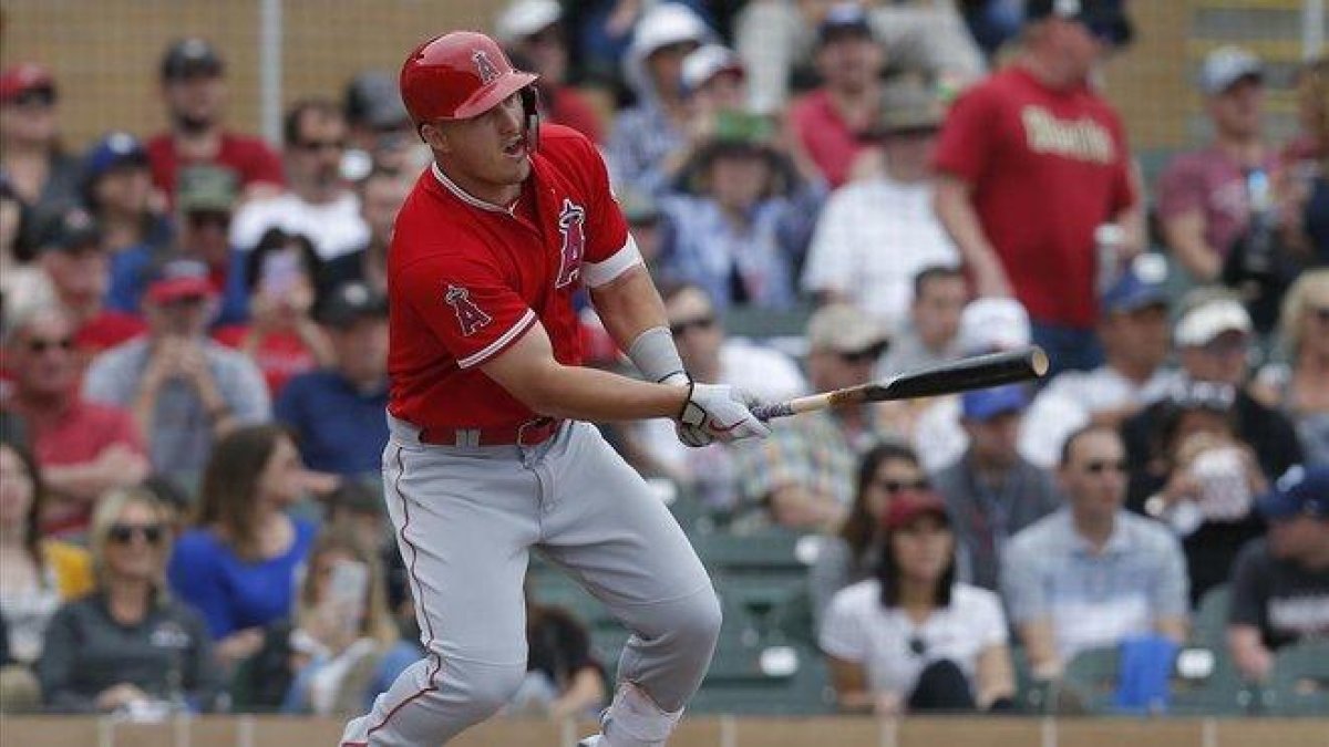 Mike Trout, bateando contra Arizona.-