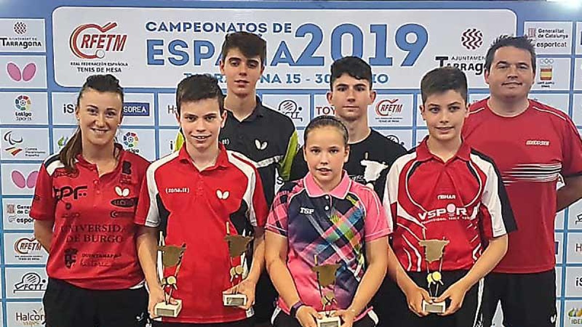 Los medallistas del UBU TPF posan junto a sus entrenadores en Tarragona-ECB