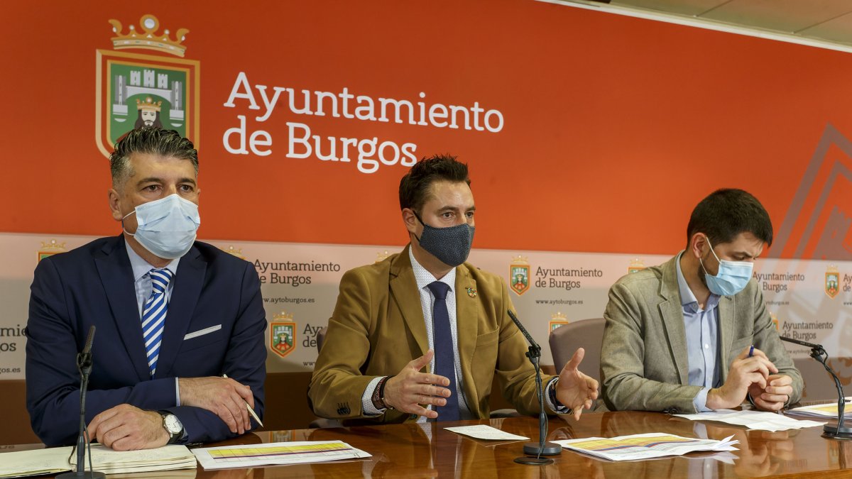 Vicente Marañón, Daniel de la Rosa y David Jurado, durante la presentación de la modificación presupuestaria para incorporar los remanentes de 2021. SANTI OTERO