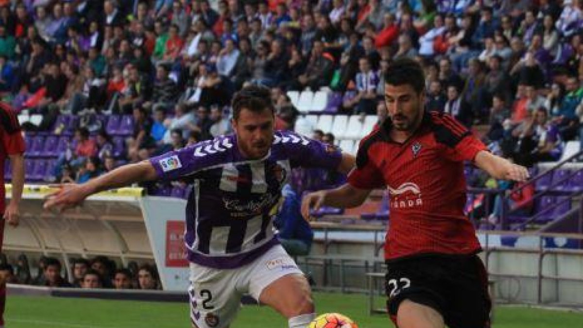 Álex García se dispone a centrar al área.-ALFONSO G. MARDONES