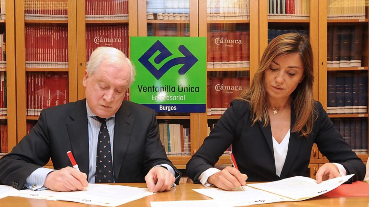 El presidente de la Cámara, Antonio Méndez Pozo, y la concejal de Comercio, Carolina Blasco, durante la firma.-ISRAEL L. MURILLO