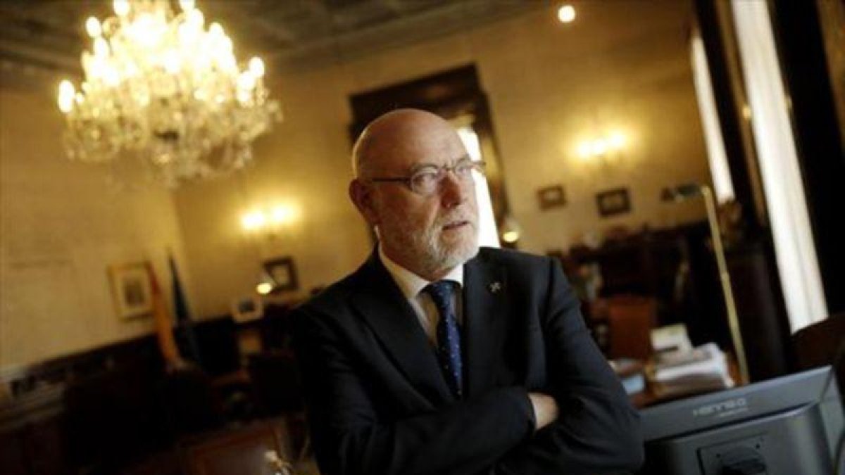 El fiscal general del Estado, José Manuel Maza, en su despacho, en la calle de Fortuny de Madrid.-JOSÉ LUIS ROCA
