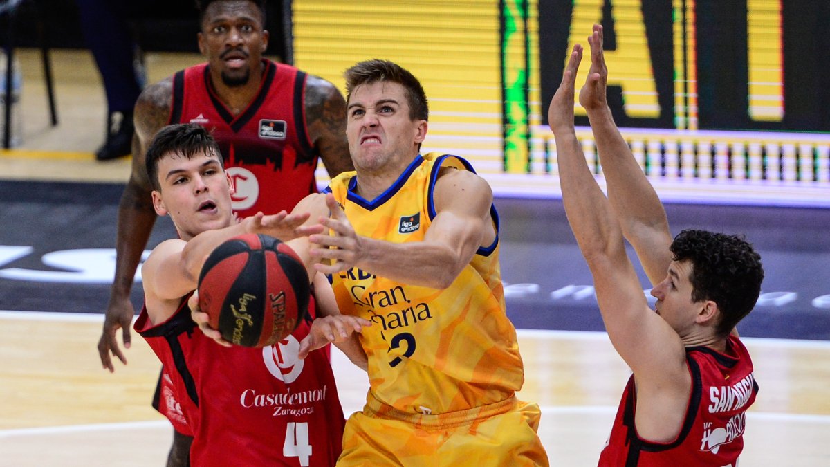 Rabaseda fuerza la penetración en un lance de la reciente Fase Excepcional. ACB PHOTO