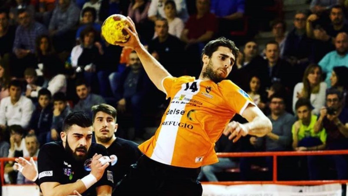 Huix lanza a puerta. FOTO CEDIDA POR EL BM BURGOS