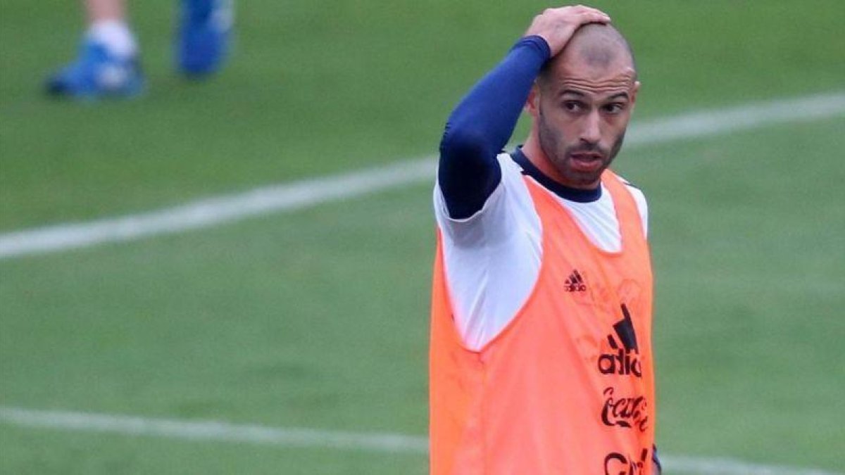 Mascherano en el entrenamiento previo al Argentina-Perú de este jueves-EFE / ERNESTO ARIAS