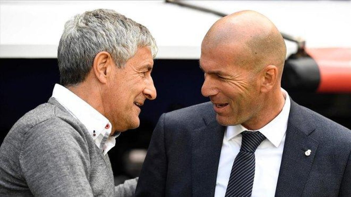 Quique Setién saluda a Zinedine Zidane antes del partido.-AFP / PIERRE-PHILIPPE MARCOU