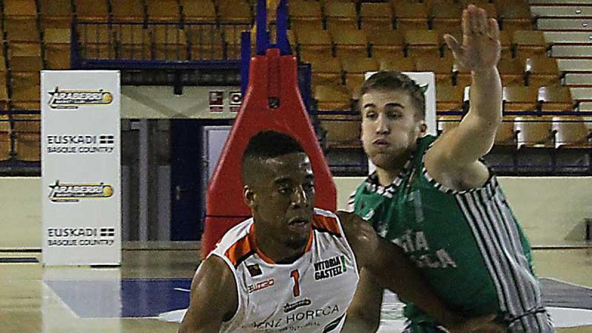 Hearst supera a Lafuente en el partido que enfrentó al Araberri y al Huesca.-LEIRE ARBERAS / FEB