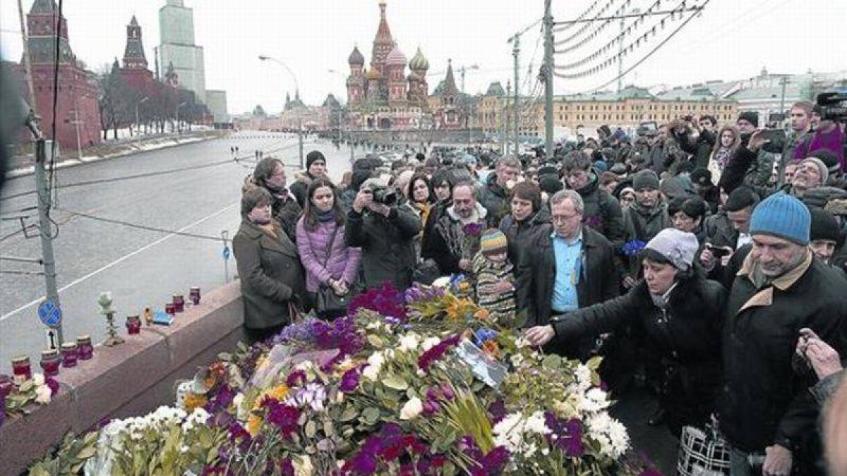 Ofrenda floral improvisada en Moscú, donde fue abatido Nemtsov.-Foto: AFP / DMITRY SEREBRYAKOV
