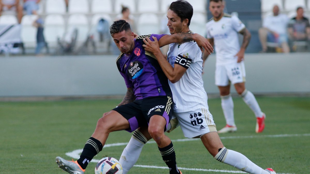 Elgezabal presiona a un rival. SANTI OTERO
