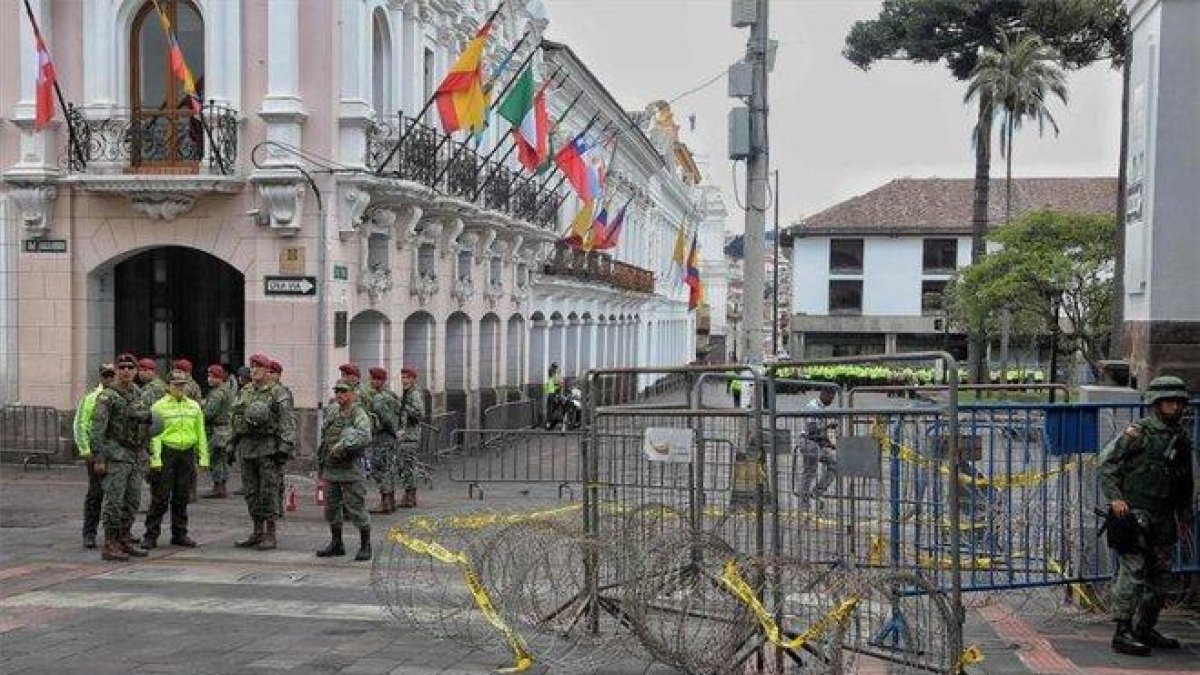 Efectivos militares y dela policía resguardan las calles de Quito, Ecuador.-AFP