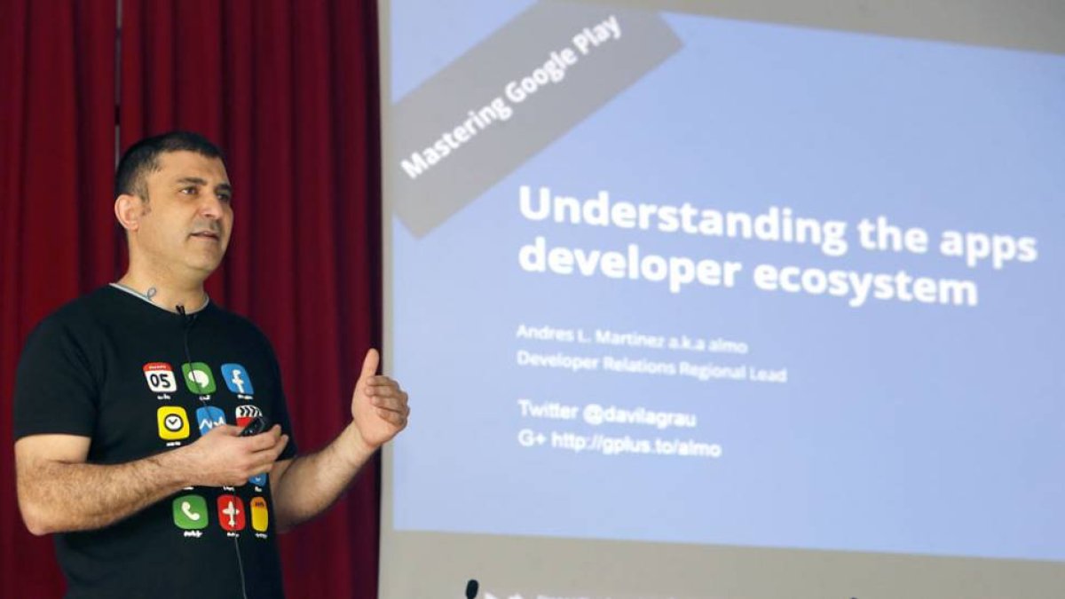 Andrés L. Martínez, a.k.a. ‘Almo’, durante su ponencia en el primer evento de GDG en Burgos, ayer.-RAÚL G. OCHOA