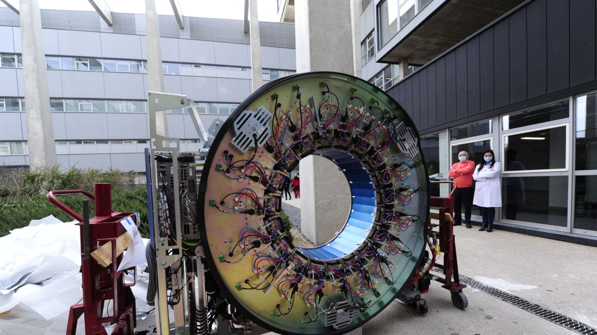 Llegada al HUBU del PET-TAC, un aparato que, según recuerda Ayllón no es «de la sanidad pública», sino de «una entidad a la que pagamos un alquiler». I. L. M