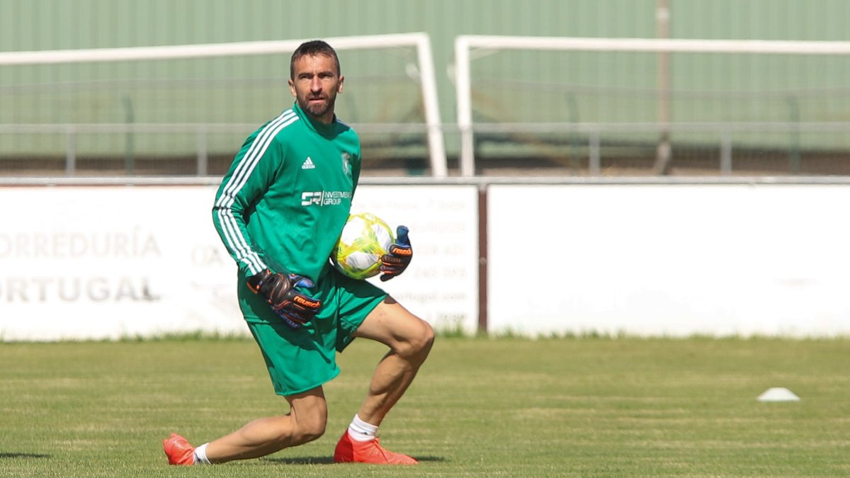 Barovero, durante un entrenamiento en la Ciudad Deportiva de Castañares. ALBA DELGADO / BURGOS CF