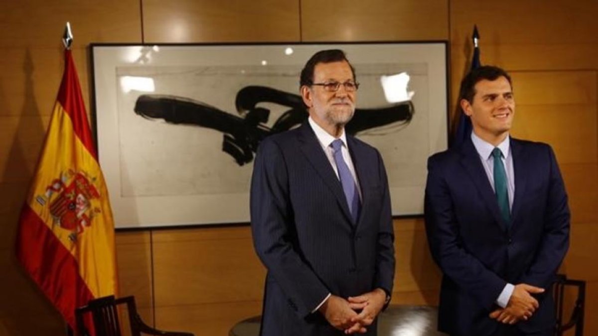 Mariano Rajoy y Albert Rivera posan antes de la reunión en el Congreso, el 3 de agosto.-AGUSTÍN CATALÁN