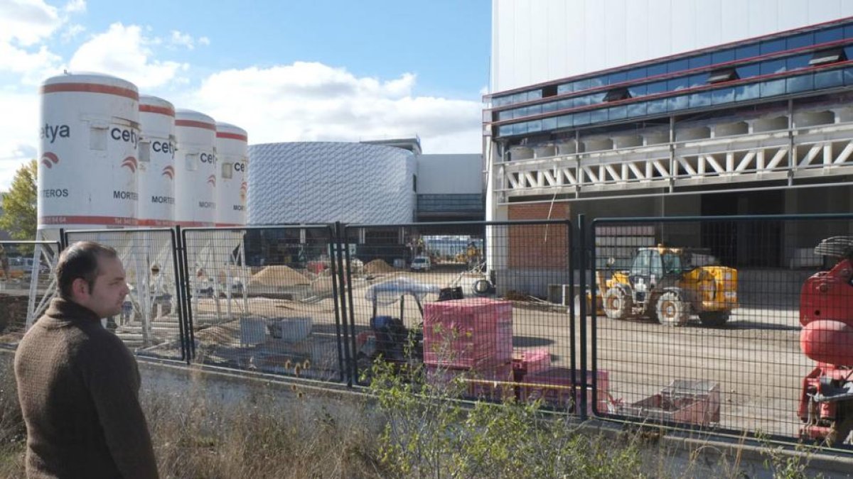 Jairo Manzano observa las obras de la nueva planta de Campofrío.-ICAL