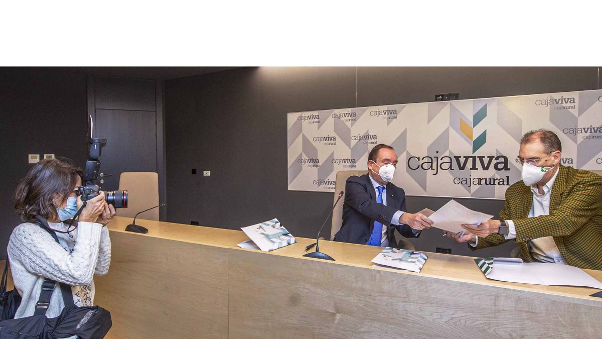 Imagen de la firma entre Cajaviva y FAE. ISRAEL L. MURILLO