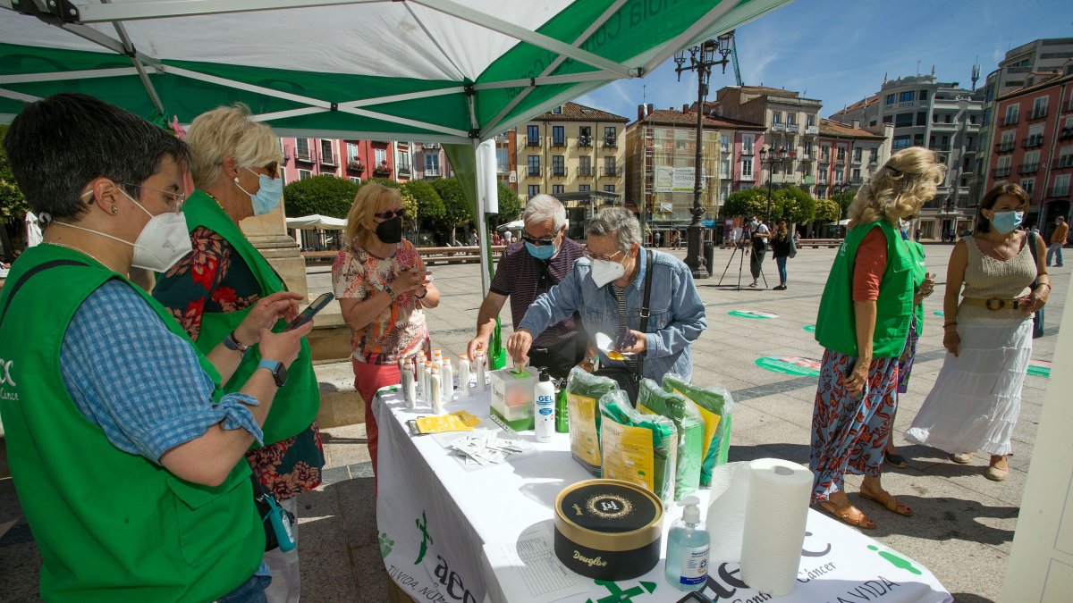 Imagen de la campaña de concienciación organizada por la Asociación Española Contra el Cáncer en Burgos. TOMÁS ALONSO