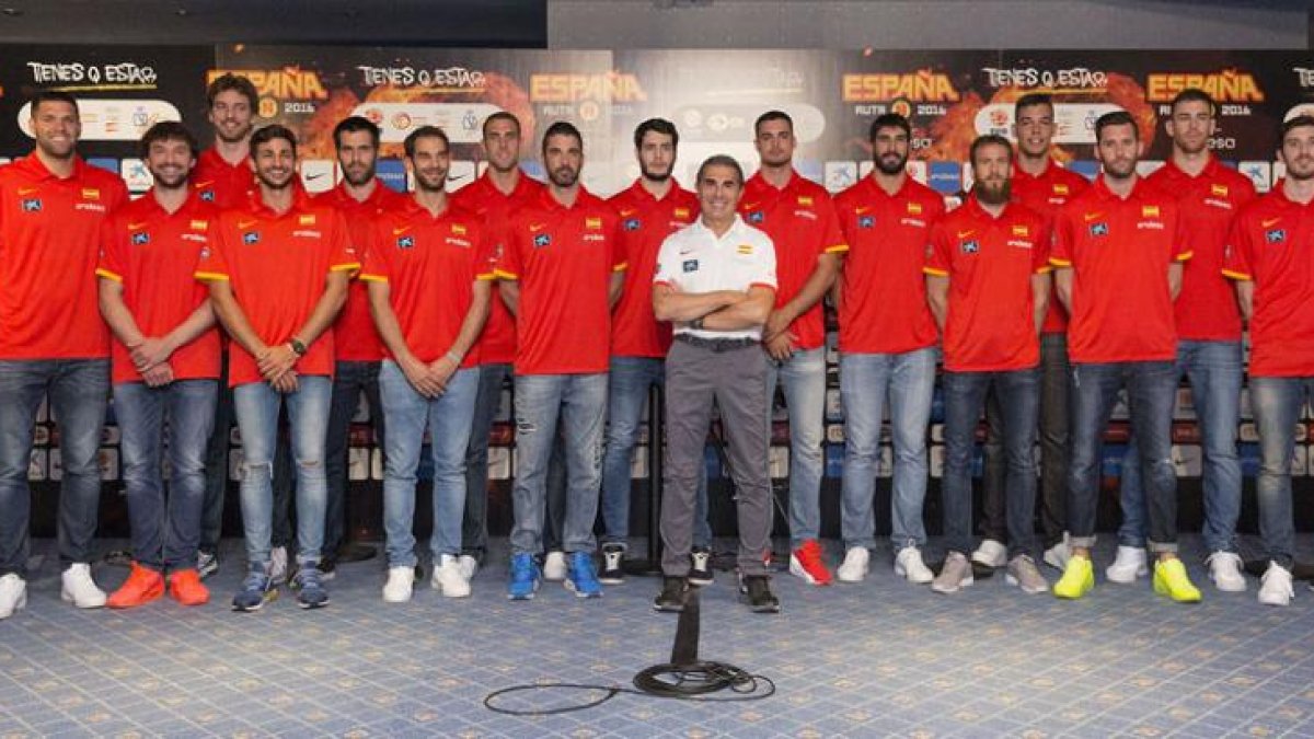 Los integrantes de la primera convocatoria de España, a excepción del lesionado Marc Gasol, posan junto al técnico SergioScariolo en el primer día de concentración.-ALBERTO NEVADO / FEB