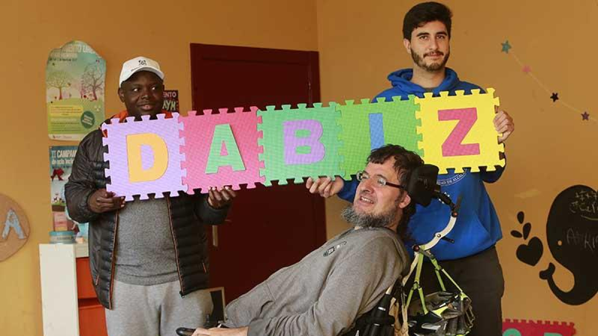 Capi y Rubén sostienen un improvisado cartel con el nombre del protagonista y ‘alma máter’ del documental ‘7 lagos 7 vidas’.-RAÚL G. OCHOA