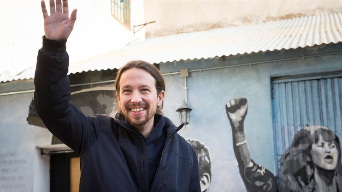 El candidato de Podemos a la Presidencia del Gobierno, Pablo Iglesias, saluda a su llegada a la Sala Mirador, donde ha aprovechado la jornada de reflexión para asistir a la proyección de