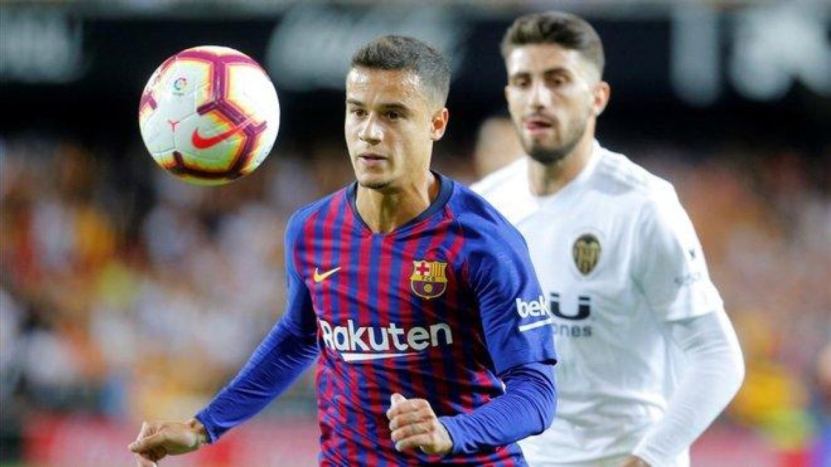 Coutinho, que fue sustituido en el tramo final, controla un balón en Mestalla-HEINO KALIS