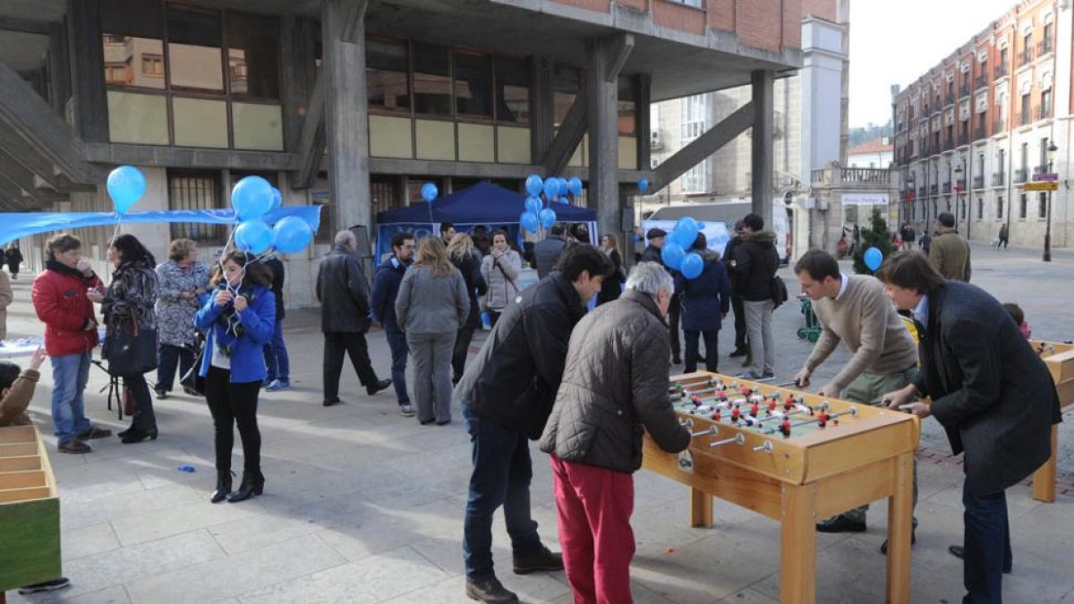 Los responsables del PP en Burgos celebraron el día de las familias con juegos en la calle.-ISRAEL L. MURILLO