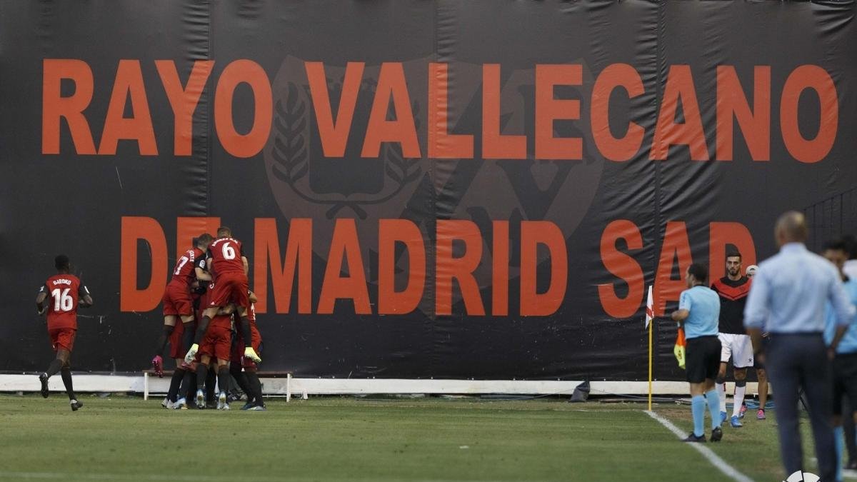Los jugadores del Mirandés celebran el primer tanto de la noche, ayer, en Vallecas.-LALIGA