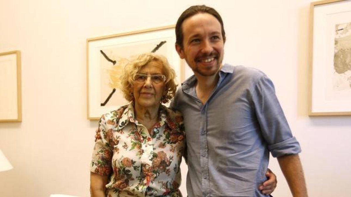 La alcaldesa de Madrid, Manuela Carmena, y el secretario general de Podemos, Pablo Iglesias, este viernes, 10 de julio.-Foto: JUAN MANUEL PRATS