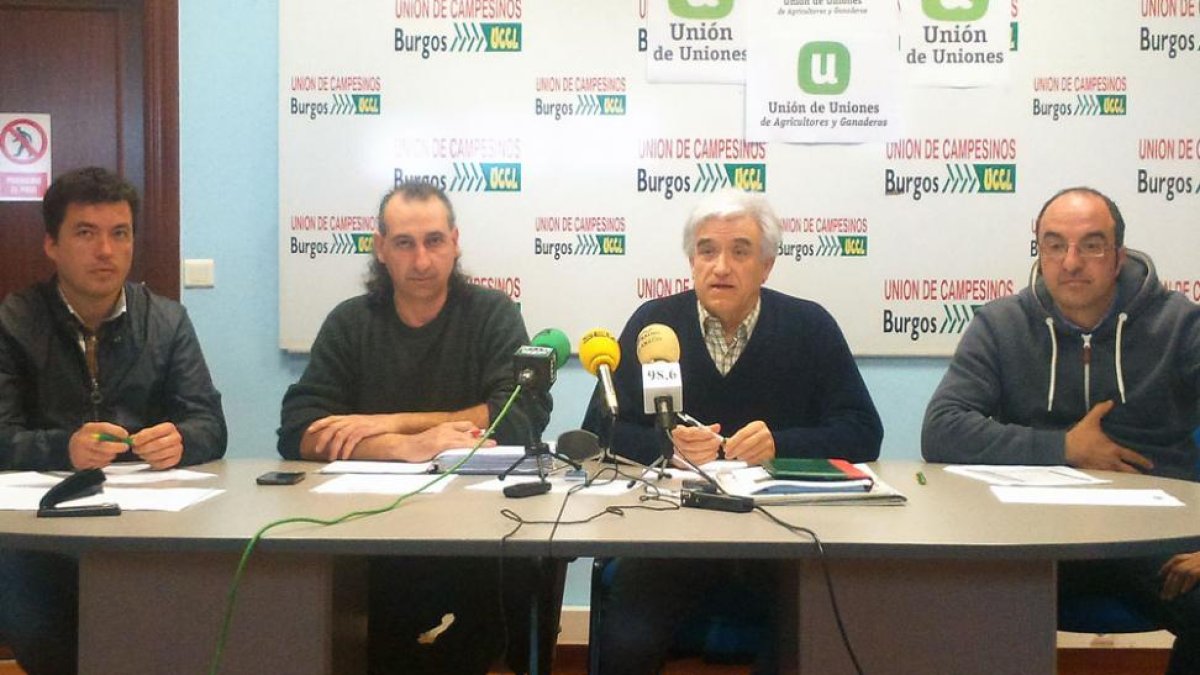 Los coordinadores regional y provincial de UCCL (centro) junto a dos ganaderos afectados.-D.S.M.