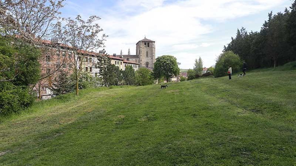Laderas del Castillo frente a la iglesia de San Esteban.-RAÚL G. OCHOA