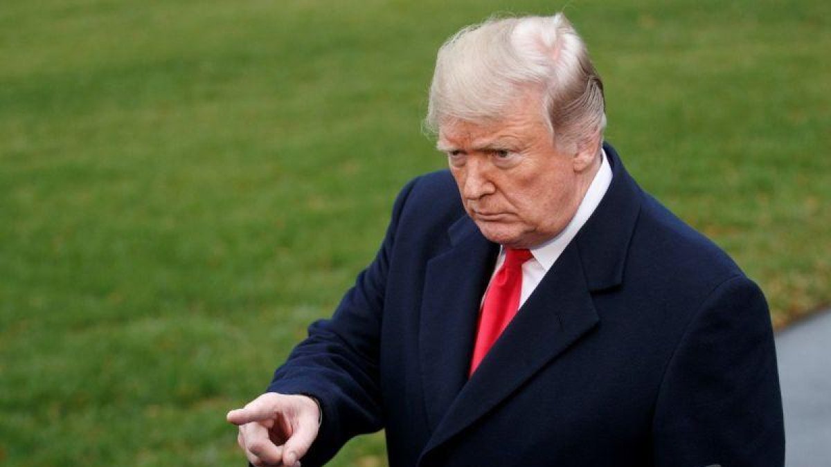 El presidente de EE UU Donald Trump responde a preguntas de los periodistas en la Casa Blanca en Washington antes de viajar a Mississippi donde va a participar en una mesa redonda sobre el programa First Step.-EFE / SHAWN THEW