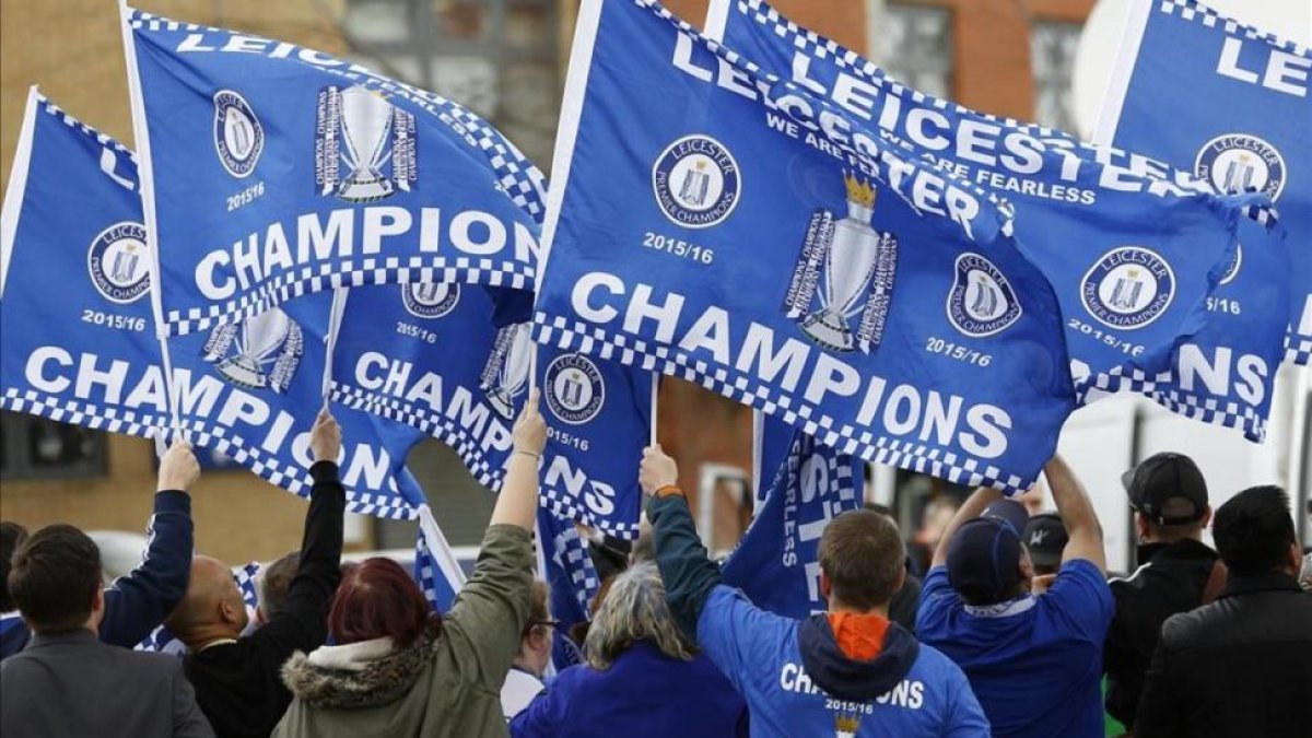 Aficionados del Leicester celebran el título de Liga.-REUTERS / CRAIG BROUGH