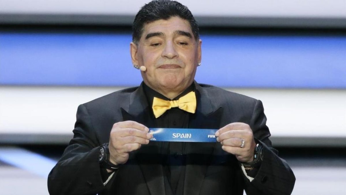 Maradona, durante el sorteo del Mundial de Rusia.-AP / IVAN SEKRETAREV
