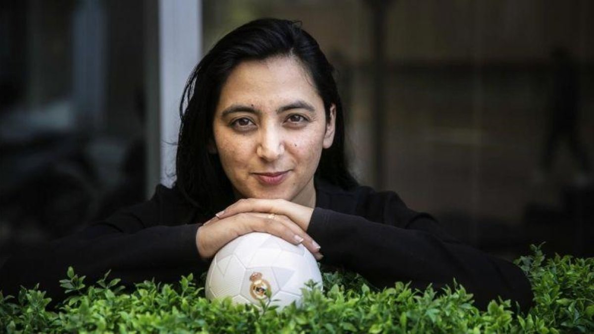 Khalida Popal, con una pelota del Real Madrid (su equipo favorito) a su paso por Barcelona.-JOAN CORTADELLAS