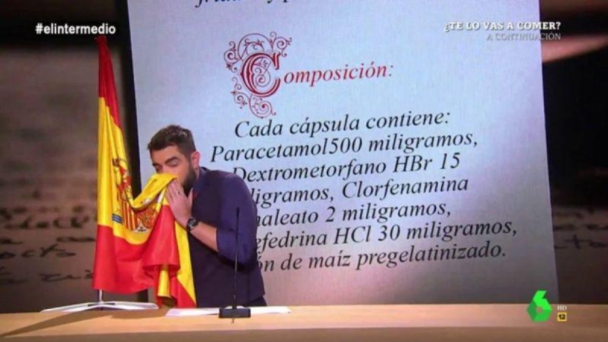 Imagen del polémico sketch de Dani Mateo en El Intermedio en el que se suena con la bandera.-EL PERIÓDICO