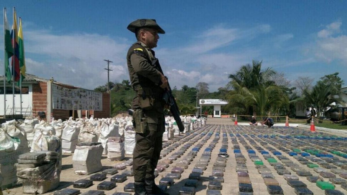 Un agente de policía vigila la zona donde se ha expuesto toda la droga, en Turbo (Colombia).-EFE