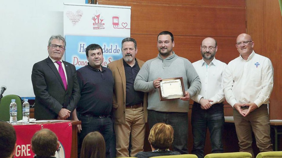 La asociación homenajeó al CF Briviesca.-G. GONZÁLEZ