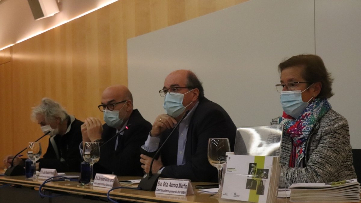 De izquierda a derecha Juan Luis Arsuaga, Juan Gónzález-Posada, José Ramón González y Aurora Martín en la presentación de la programación del MEH.