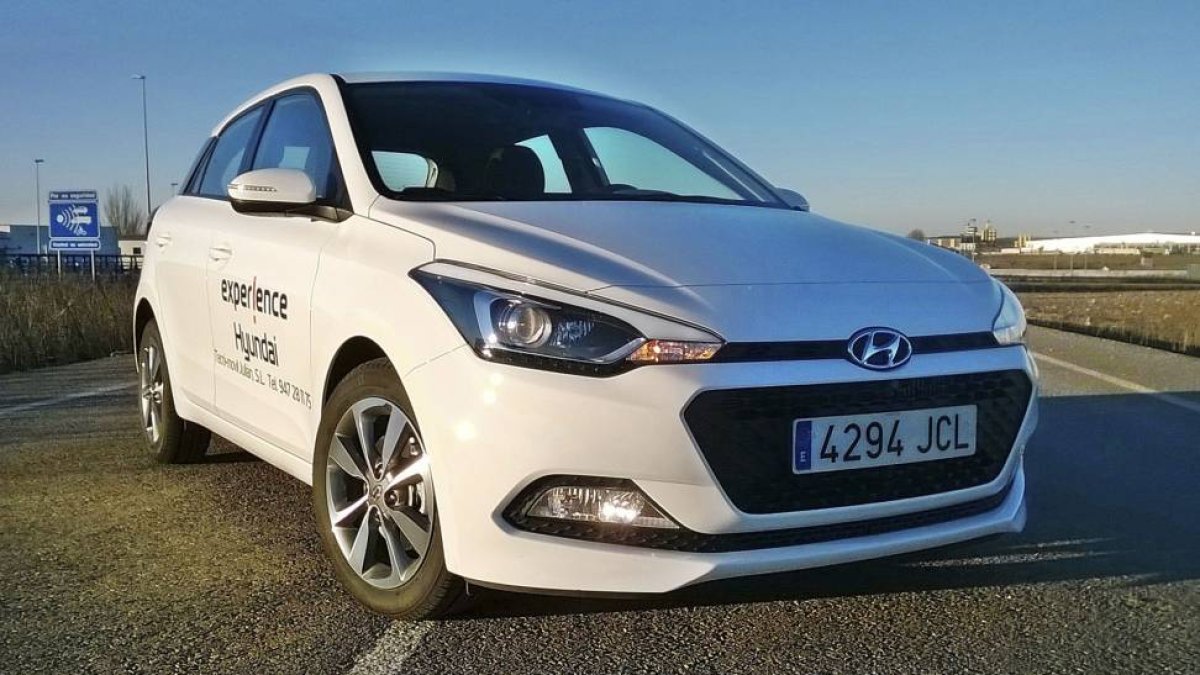 La línea del I20 va en consonancia con el nuevo diseño que ha implementado en su gama la marca coreana Hyundai que se muestra orgulloso en el Alto de La Varga.-HÉCTOR FUSTEL
