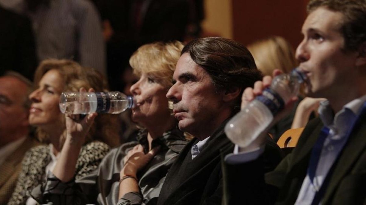 Pablo Casado, en primer término, con José María Aznar y Esperanza Aguirre, en un acto de Nuevas Generaciones en noviembre del 2008.-/ DAVID CASTRO
