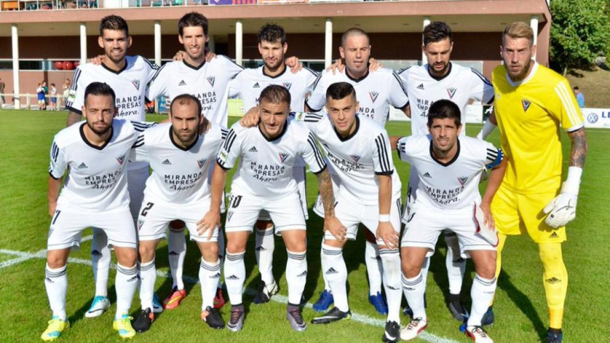 Primera alineación del CD Mirandés, que ayer vistió completamente de blanco, en competición oficial.-INSIGA SD LEIOA