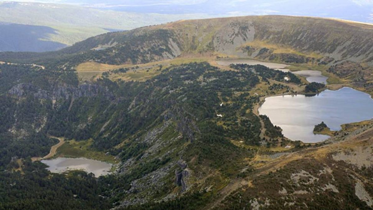 Vista aérea de las lagunas glaciares, emblema de la villa de Neila.-ECB
