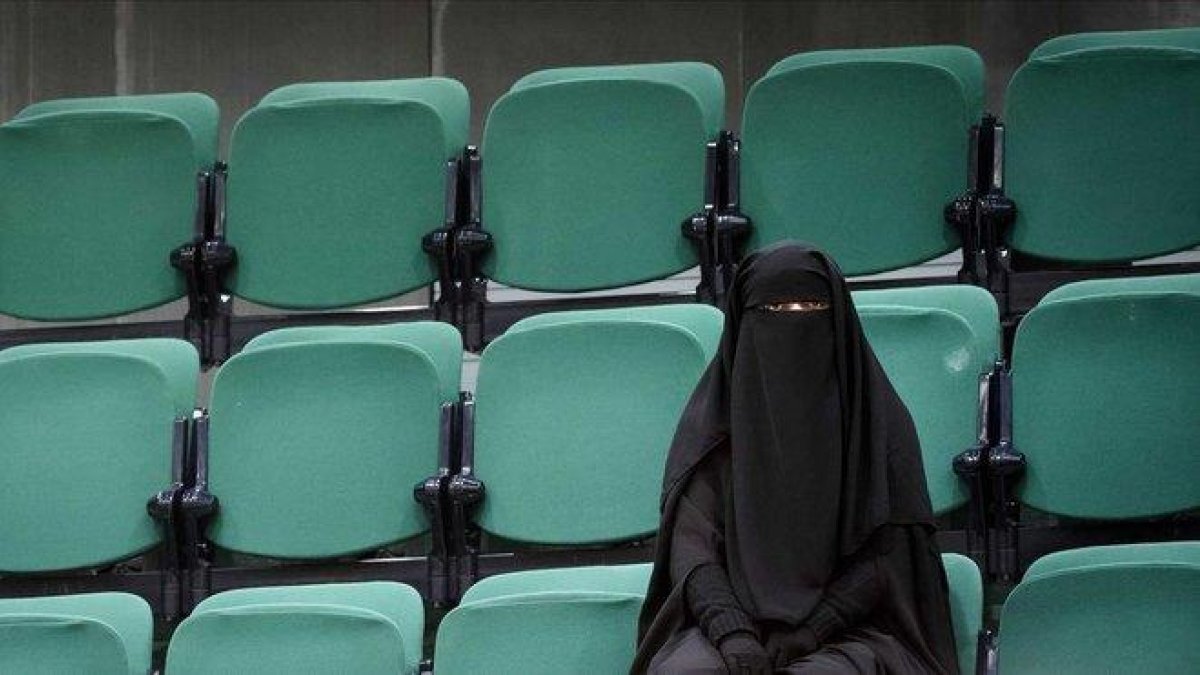 Una mujer con niqab, en la zona destinada al público de la Cámara de Representantes de La Haya, en noviembre del 2016.-EFE (BART MAAT)