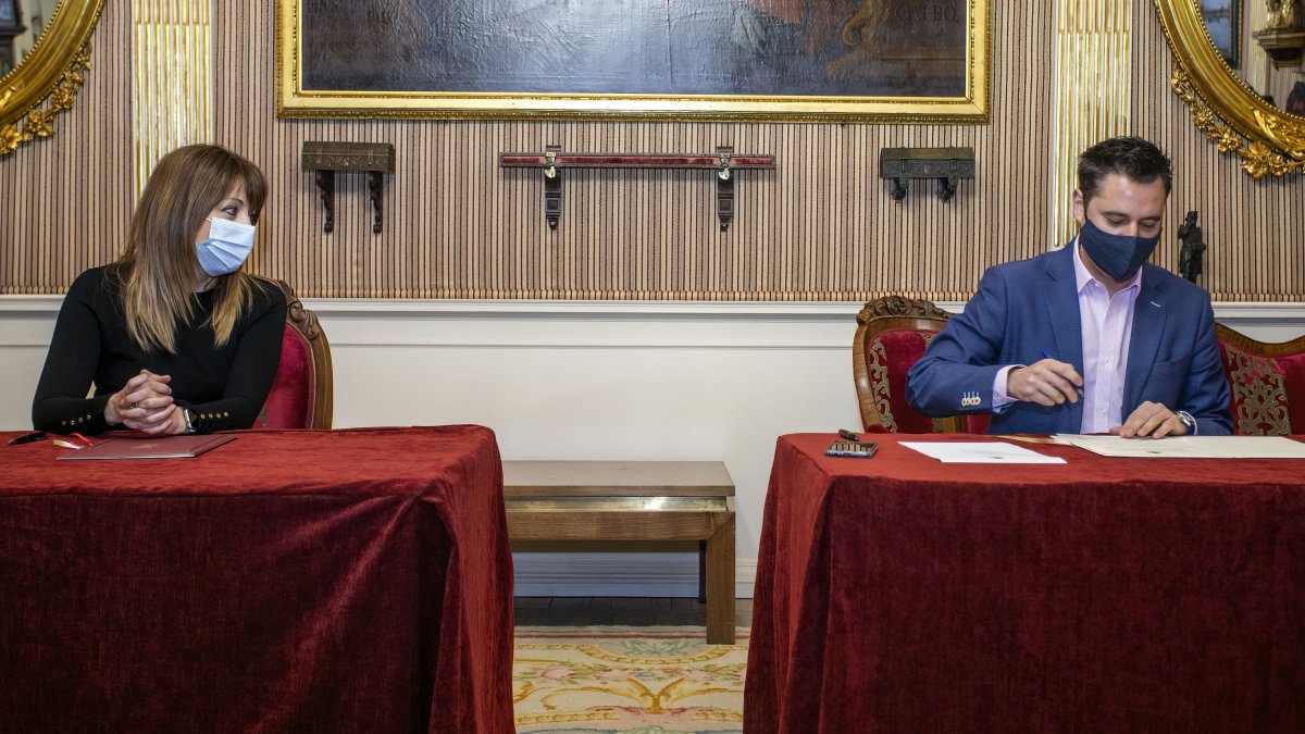 Firma del acuerdo entre la directora de la cárcel y el alcalde de Burgos. SANTI OTERO