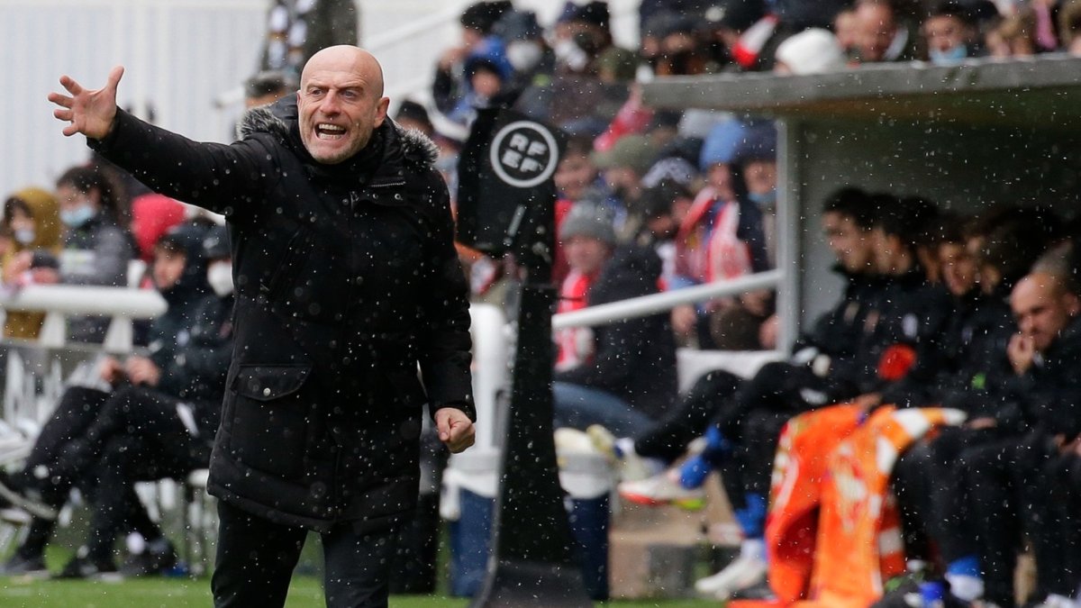 Calero corrige a sus jugadores durante un partido. SANTI OTERO